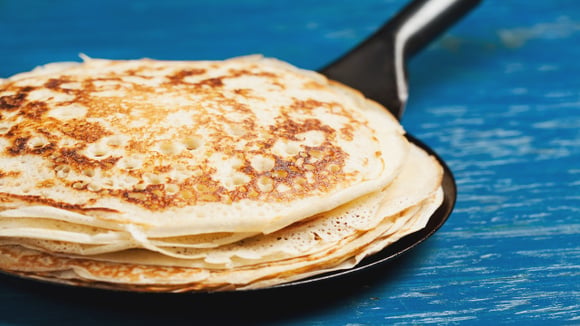 O segredo das panquecas perfeitas: como o bicarbonato cria aquela textura cheia de furinhos