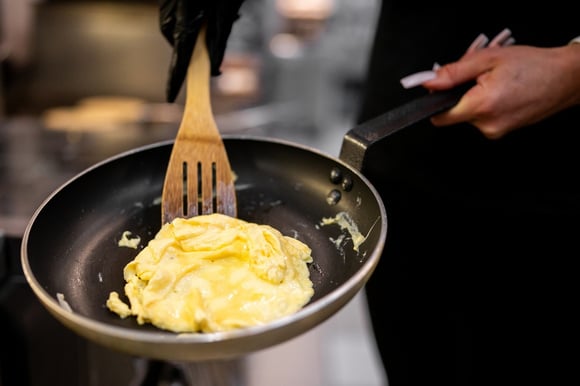 A maioria das pessoas prepara ovos mexidos com leite, mas eles ficam muito mais saborosos com outro ingrediente