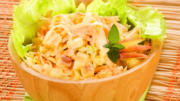 Salada de maçã, cenoura e repolho cremosa decorada com folhas de alface (Créditos: TudoGostoso)