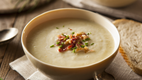 A panela fica vazia em minutos: a sopa creme de batata com alho poró do TudoGostoso é melhor do que os caldos que todo mundo faz