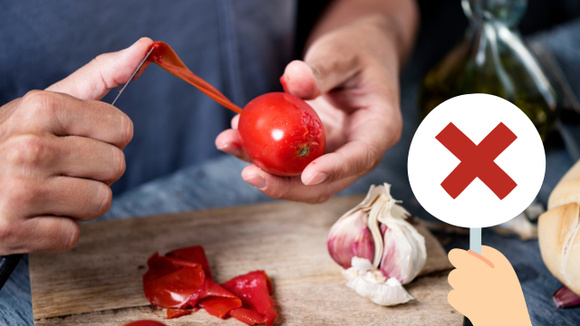 Com quantos anos você descobriu que o jeito certo de descascar o tomate não é usando a faca?