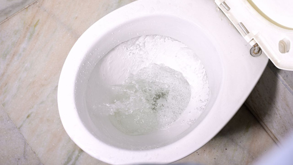 Jogue 3 colheres no vaso sanitário e depois de 10 minutos você vai esquecer que as manchas amareladas existiram!