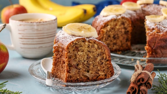 Bolo fit de banana, maça e canela: leve, sem farinha de trigo e sem leite fica uma DELÍCIA