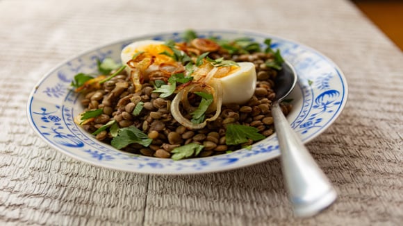 Uma refeição rica em proteínas que pode ser preparada em 15 minutos: salada morna de lentilha e ovo