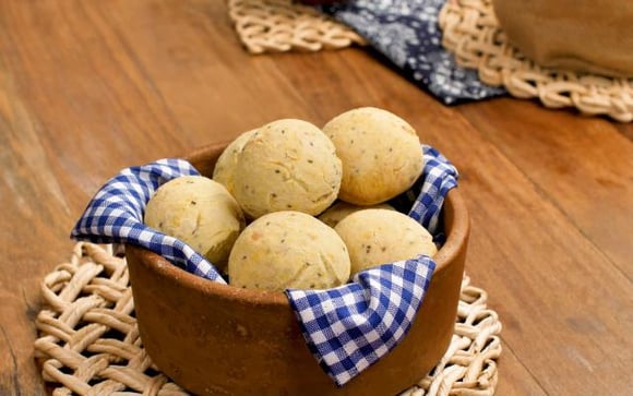 Para os amantes do pão de queijo, essa é um combinação que você precisa conhecer (Créditos: TudoGostoso)