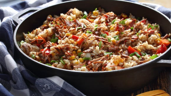Com uma carne desmanchando na boca, esse arroz é um ponto alto no cardápio! (Créditos: Shutterstock)