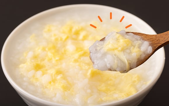 Como cozinhar mingau de aveia com ovo no micro-ondas para um café da manhã com mais proteína