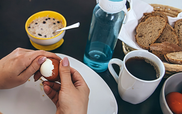 Nem açúcar, nem adoçante: truque da casca de ovo no café para quem não gosta do sabor amargo da bebida