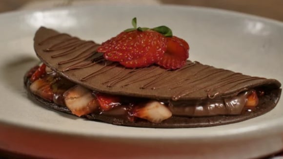 Esqueça o restaurante: esse crepe de brownie com creme de avelã e morango vai salvar a sua noite romântica