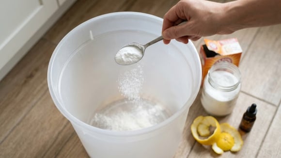 Para que serve colocar bicarbonato de sódio no lixo? TudoGostoso explica o truque e como utilizar corretamente