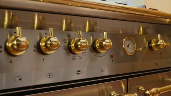 Os detalhes em dourado e inox dão um toque especial (Créditos: Casa Vogue/ reprodução YouTube)