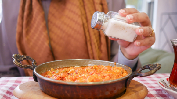 Todo mundo joga fora, mas esse ingrediente pode virar um tempero que deixa qualquer receita mais saborosa
