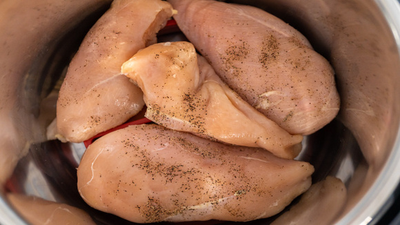Preparo prático de peito de ave temperado para recheios de tortas caseiras. (Foto: Shutterstock)
