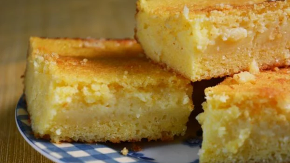 Bolo de fubá de liquidificador: massa fica divina e é um lanche delicioso!