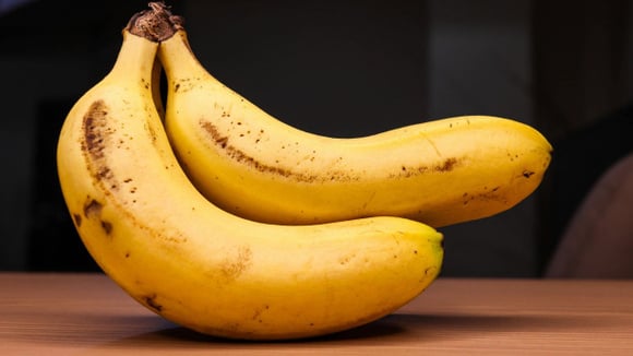 Banana amarela no ponto de amadurecimento ideal para consumo (Créditos: Canva)