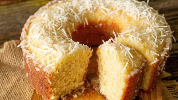 Sem lactose e sem glúten: esse bolo de coco fofinho é o melhor que já provei e cabe na dieta