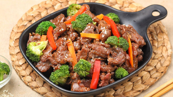 Receita da carne com vegetais pode ser adaptada com os ingredientes que tiver na geladeira (Créditos: Shutterstock)