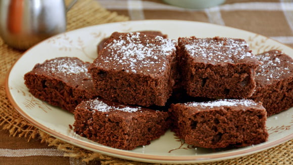 Fiz o bolo de chocolate de apenas 2 ingredientes para ver se funciona mesmo e me surpreendi: não leva farinha e nem leite e fica muito fofinho