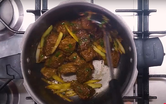 Amava quando a minha mãe fazia essa carne de panela e finalmente encontrei a receita, comi chorando!
