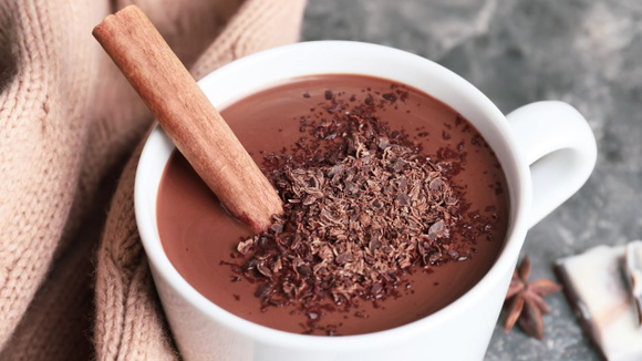 A única receita que me tira da cama em dia de chuva é esse chocolate quente com café muito cremoso e superfácil!