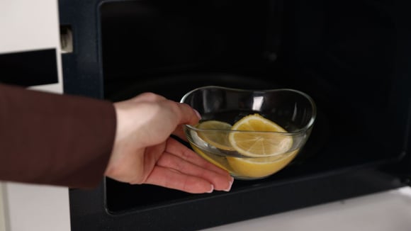 O limão tem poder desengordurante e ainda consegue neutralizar odores ruins no forno (Créditos: Shutterstock)