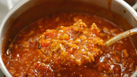 Receita utiliza músculo bovino para um molho saboroso e econômico (Créditos: Klaus Nielsen/Pexels)