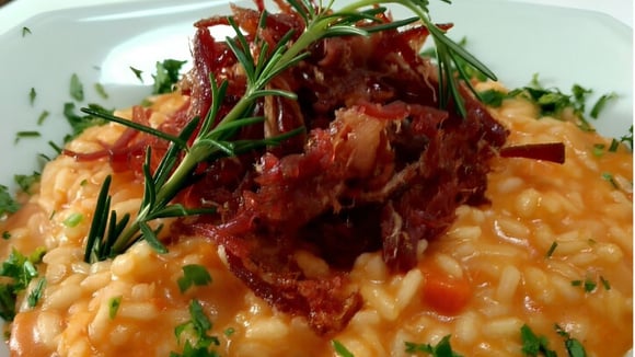 Risoto de abóbora com carne seca crocante decorado com cheiro-verde picado e alecrim (Créditos: TudoGostoso/Augusto Prudente)
