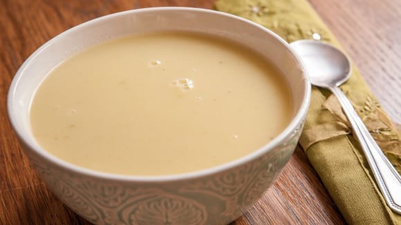 Apenas com esse ingrediente e alguns temperos, você consegue ter um caldo de batatas incrível! (Créditos: Shutterstock)