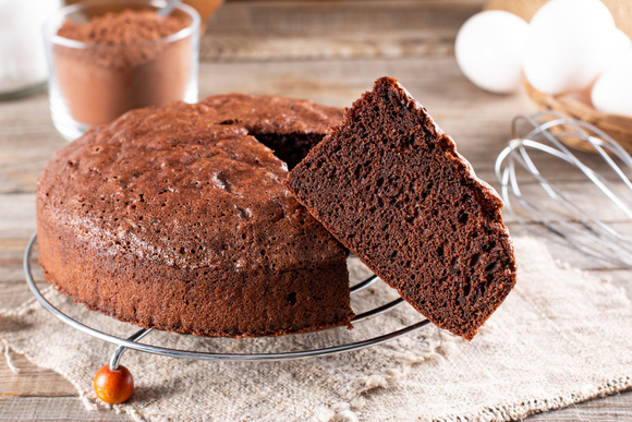 Bolo de Chocolate sem laticínios: intenso, úmido e luxuosamente vegano com uma cobertura cremosa e igualmente intensa