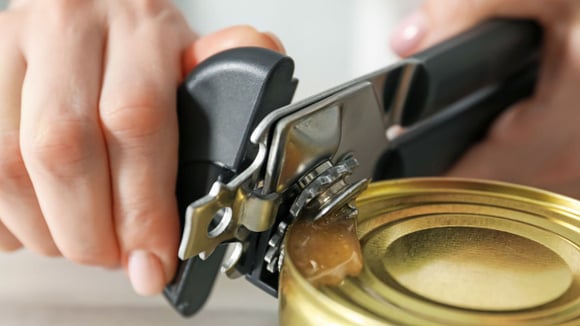 O abridor de lata ficou para trás: um truque simples usando um utensílio básico da cozinha resolve o problema em segundos
