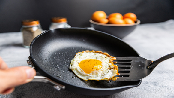 Depois que aprendi esse truque, os alimentos não grudam mais na frigideira: ela voltou a ser nova com um ingrediente