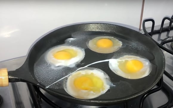 Ovo frito na água é uma perfeição para o café da manhã ou jantar: método deixa os ovos bem cozidos e sem aquele aspecto de queimado