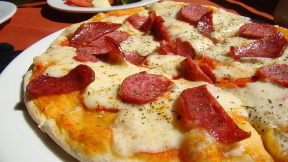 Essa é a melhor receita de pizza caseira para fechar o domingo com chave de ouro