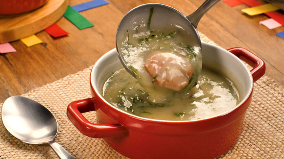 Nem chegou junho e esse caldo verde do TudoGostoso já virou obsessão no jantar aqui de casa