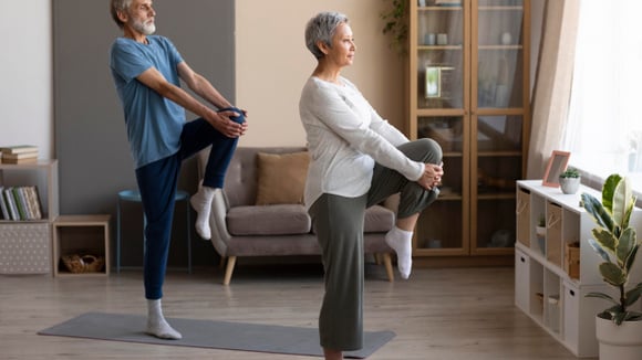 Alguns exercícios podem favorecer o fortalecimento muscular e dos pés (Créditos: Magnific)