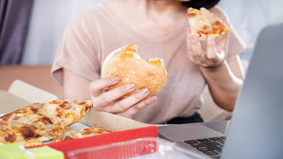 Para muitos, o fim de ano é uma época de estresse que faz descontar na comida: aqui estão 5 dicas para seguir na dieta durante o período
