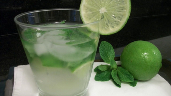 Copo com caipirinha com hortelã em copos com cubos de gelo decorado com rodela de limão (Créditos: TudoGostoso/Gilda Ferreira Machado)