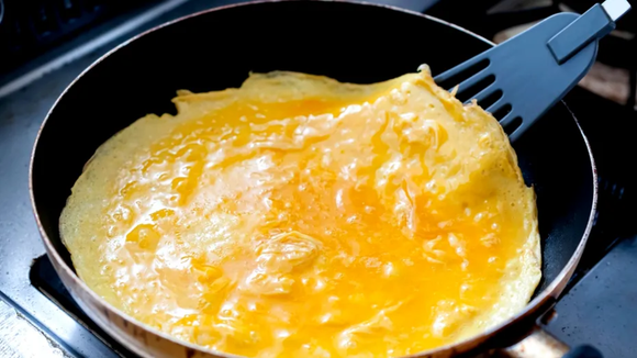 Sua omelete está grudando na frigideira? TudoGostoso ensina truque simples de chef que garante um resultado perfeito