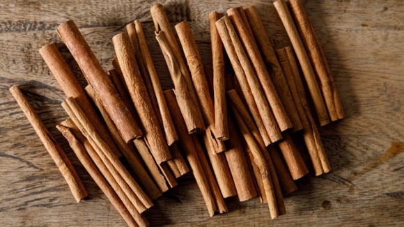 Carregar um pau de canela embrulhado em papel alumínio: para que serve e por que alguns o recomendam