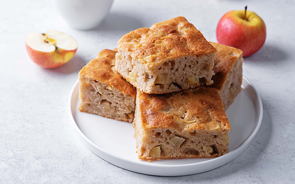 Nem farinha, nem açúcar, nem glúten: bolo de maçã com 4 ingredientes surpreende pelo sabor e textura
