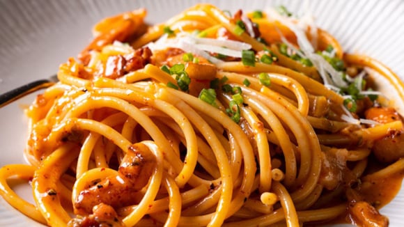 Assim como a receita clássica, o kimchi carbonara não leva creme de leite, nem manteiga (Créditos: Reprodução/Marion's Kitchen)