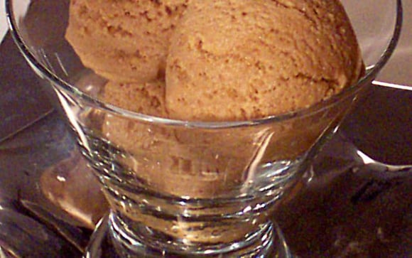 Para os amantes de café, o sorvete de café é uma opção irresistível para a sobremesa! (Créditos: TudoGostoso)