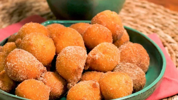 Bolinho de chuva de cenoura com recheio de brigadeiro: descubra no TudoGostoso como fazer essa combinação irresistível!