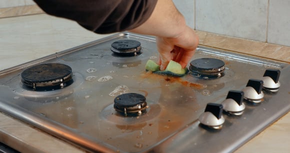 Aprenda como limpar o fogão do jeito certo e sem arranhar com truque simples e econômico