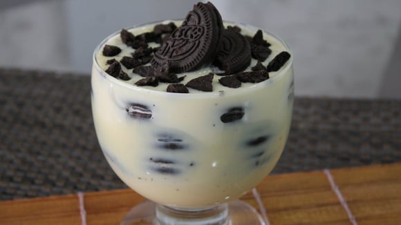 Porção de pavê de chocolate branco com Negresco servido em taça (Créditos: TudoGostoso)