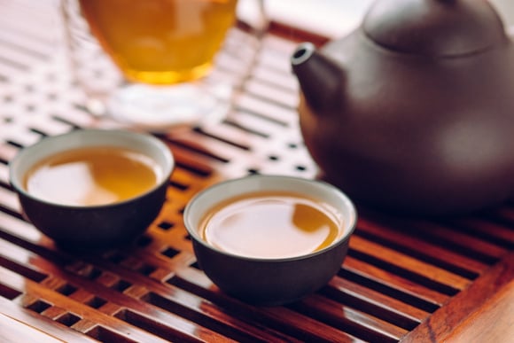 A sensação de energia do café e o foco associado ao chá podem estar relacionados à composição das bebidas. (créditos: Shuttertock)
