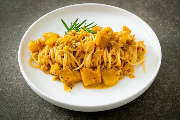 Precisando de um jantar fácil? Esse macarrão com molho de abóbora fica pronto em 20 minutos