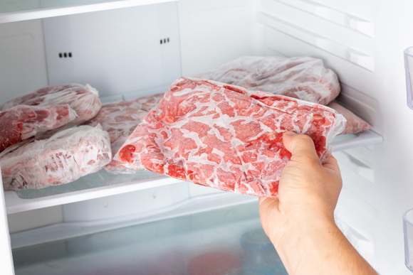 Congelar carne no dia em que ela está prestes a estragar: truque de gênio ou erro?