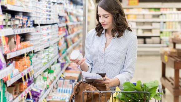 Você sabe o que fazer quando encontra alimento fora da validade à venda no mercado? E quando já comprou?
