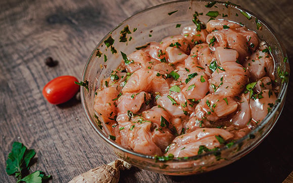 Por que é essencial temperar peito de frango ou lombo suíno dessa forma?